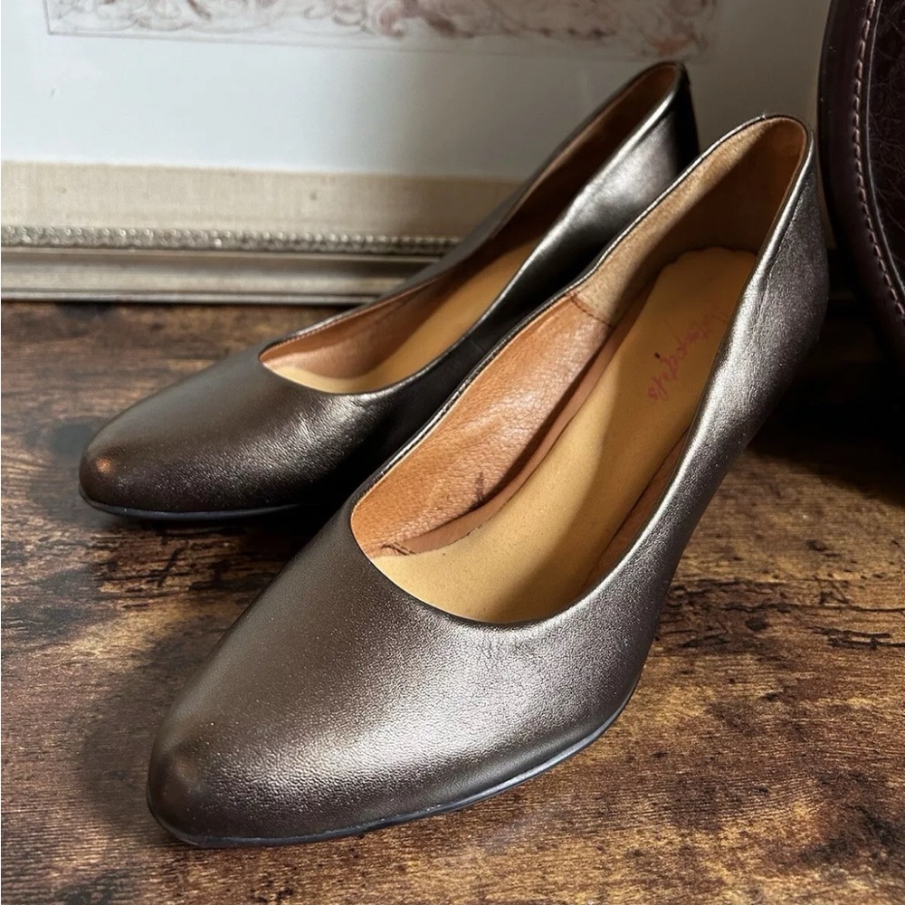 Sofft Metallic Bronze Almond Toe Heels size 8